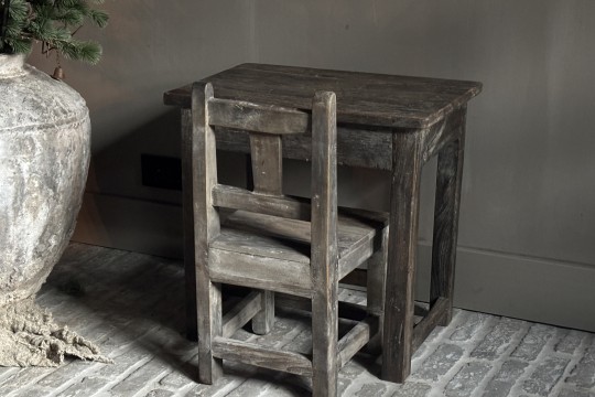 Oud houten kinderstoeltje met tafeltje set